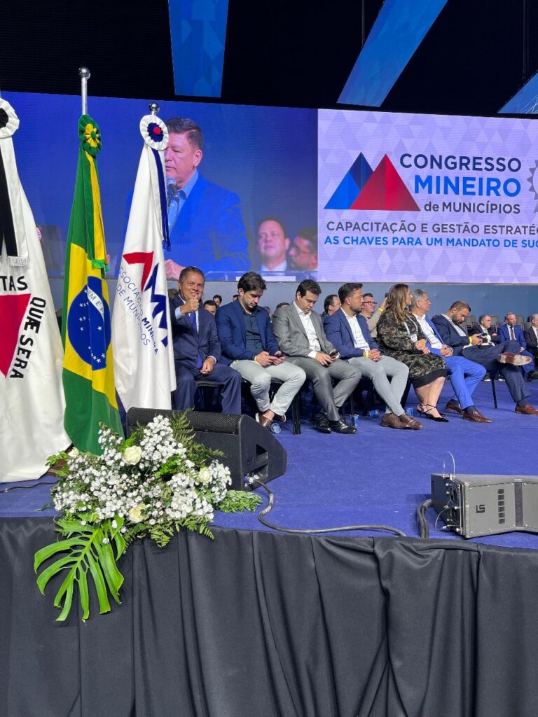 PREFEITO DE JANAÚBA, JOSÉ APARECIDO, TOMA POSSE COMO VICE-PRESIDENTE DA ASSOCIAÇÃO MINEIRA DE MUNICÍPIOS