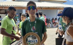 Lucas Rodrigues, de Janaúba, conquista o primeiro lugar e sobe ao pódio na Corrida da Independência em Espinosa